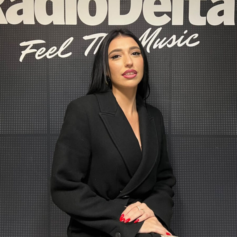 Giulia Logan in onda dagli studi di Delta 1 presenta “Scrivo pensieri”